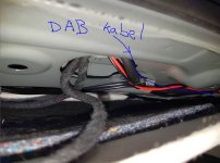 04_DAB-Kabel_zur_rechten_Fahrzeugseite.JPG